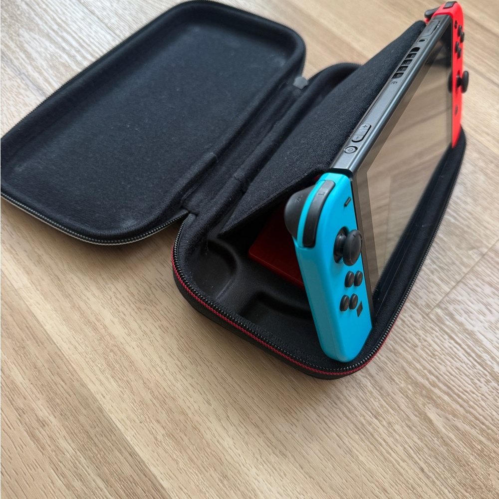 Nintendo Switch Console - Picture 8 of 16